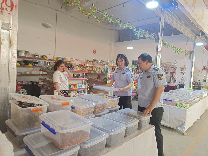 此次检查以餐饮（三小）行业、食品批发零售经营主体为重点检查区域，采